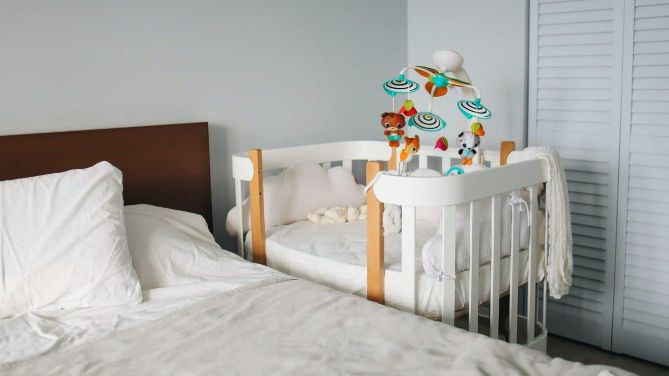 co sleeper that attaches to parents bed